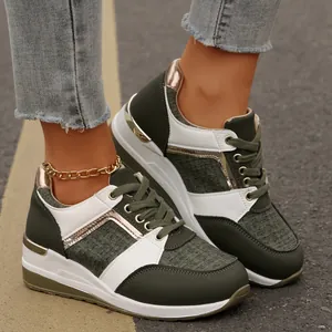 Λεπτομερής προβολή γυναικείων sneakers με πλατφόρμα σε λαδί και χρυσό χρώμα