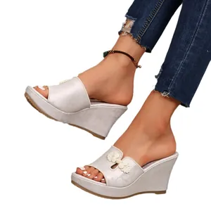 Elegante Damen-Pantoletten mit Keilabsatz, Blumenmuster und Peeptoe-Design in Weiß