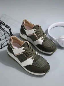 Λεπτομερής άποψη γυναικείων sneakers με πλατφόρμα σε πράσινο και λευκό