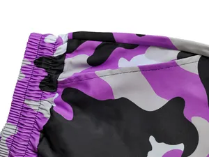 Detalle de la cintura elástica y el patrón de camuflaje púrpura de los pantalones cargo