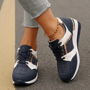Κοντινό πλάνο γυναικείων sneakers με πλατφόρμα, χρωματική αντίθεση και χρυσές λεπτομέρειες.