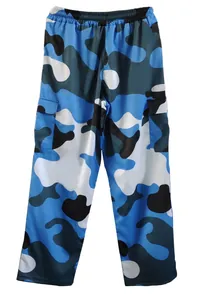 Vista detallada de pantalones cargo de hombre con camuflaje azul y cintura elástica cómoda.