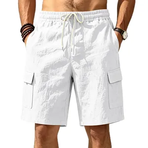 Detailopname van witte linnen cargo short voor heren met trekkoord en grote zakken