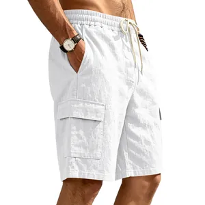 Detailopname van witte linnen cargoshorts met elastische taille en grote zak