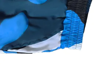 Detalle de pantalones cargo para hombre con cintura elástica y camuflaje azul