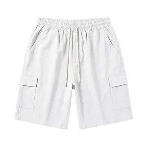 Vooraanzicht van witte linnen cargo korte broek met trekkoord en grote zijzakken.
