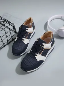 Μπλε και λευκά sneakers με πλατφόρμα και λεπτομέρειες σε ροζ χρυσό σε γκρι φόντο