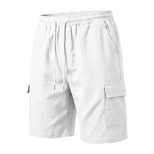 Gedetailleerde weergave van witte linnen cargoshorts voor heren met trekkoord