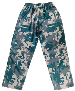 Vista frontal de los pantalones cargo de exterior para hombre con camuflaje digital azul