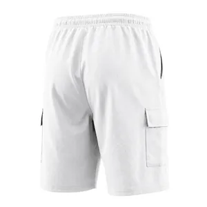 Achteraanzicht van witte linnen cargo shorts met elastische taille en zijzakken