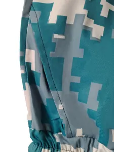 Primer plano del patrón de camuflaje digital azul y costura del bolsillo en pantalones