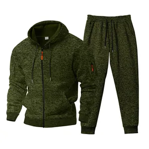 Detalle de la textura de forro polar catiónico verde oliva en el chándal para hombre
