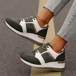 Κοντινό πλάνο με λαδί και λευκά sneakers με πλατφόρμα σε εξωτερικό χώρο σε άσφαλτο