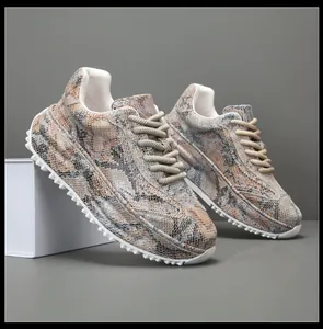Gros plan détaillé des baskets de luxe pour hommes avec motif serpent et semelle blanche