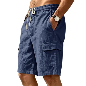 Detail van de blauwe linnen cargoshort voor heren met trekkoord en grote zijzakken.