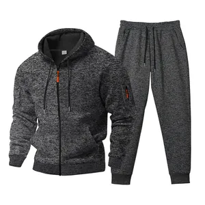 Vista detallada del conjunto de chándal para hombre de forro polar gris con capucha