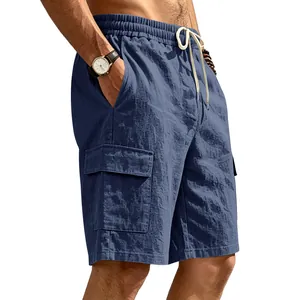 Detailweergave van blauwe linnen cargoshorts met klepzak en trekkoorddetail
