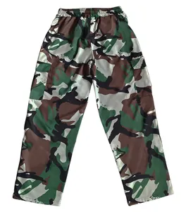 Vista completa de pantalones cargo de camuflaje para hombre con cintura elástica