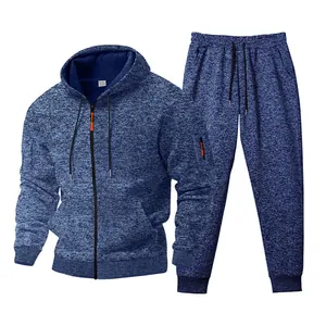 Detalle de chándal de felpa azul con chaqueta con capucha y pantalones deportivos