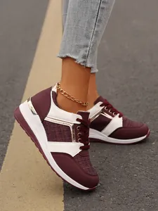 Μπορντό και λευκά sneakers με πλατφόρμα και πολυτελείς λεπτομέρειες σε ροζ χρυσό