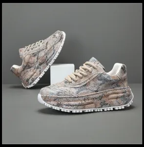 Détail de baskets en cuir de luxe avec motif serpent et semelle épaisse pour hommes.