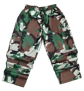 Vista detallada de pantalones cargo de camuflaje para hombre y diseño de bolsillos