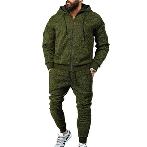 Detalle del chándal con capucha y cremallera de forro polar verde oliva para hombre