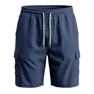 Macro-weergave van marineblauwe linnen cargoshorts met verstelbaar trekkoord in de taille