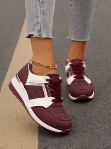 Κομψά μπορντό και λευκά γυναικεία sneakers πλατφόρμα με χρυσές λεπτομέρειες σε κοντινό.