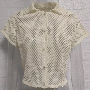 Chaqueta de punto de ganchillo en color crema con manga corta y cuello de solapa