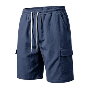 Detailopname van een donkerblauwe linnen cargoshort met trekkoord en grote zakken