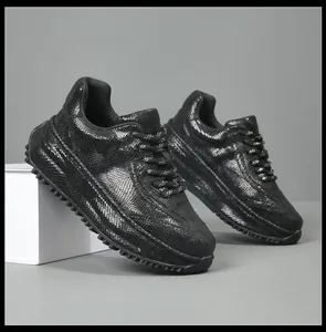 Vue détaillée de baskets pour hommes en cuir noir à texture serpent avec semelle