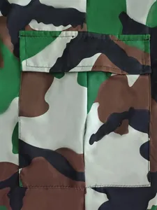 Detalle de primer plano del bolsillo de los pantalones cargo de camuflaje con costuras.