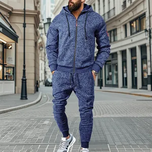 Vista completa profesional del chándal de forro polar catiónico azul para hombres.