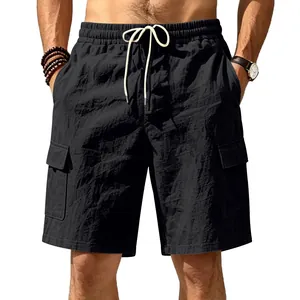 Detail van de zwarte linnen cargo shorts met zijzakken en wit trekkoord detail