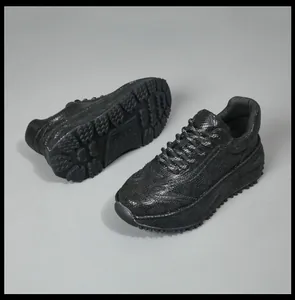 Vue détaillée de baskets en cuir de serpent pour hommes avec semelle antidérapante