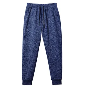 Detalle de los pantalones jogger para hombre en forro polar catiónico azul.