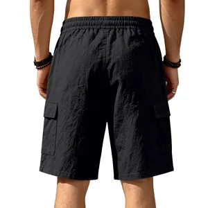 Achteraanzicht van zwarte loose fit cargoshorts voor heren van hoogwaardig linnen textuur