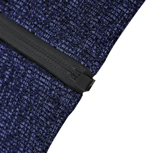 Primer plano de la tela de forro polar catiónico azul y cremallera de sudadera deportiva