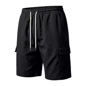 Gedetailleerde close-up van heren zwarte linnen cargo shorts met zijzakken.