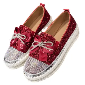 Elegante rode glitter platform loafers met strass neus en decoratieve strik accenten