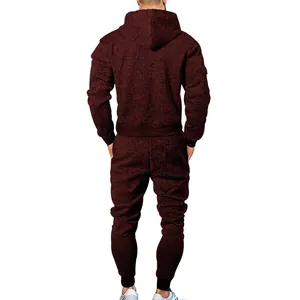 Detalle de la vista trasera del chándal con capucha de forro polar burdeos para hombre