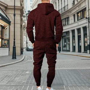 Vista trasera de un chándal de forro polar burdeos para hombre con capucha y joggers.