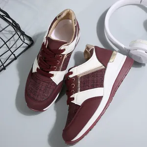 Κομψά γυναικεία sneakers με πλατφόρμα σε μπορντό και λευκό με χρυσές λεπτομέρειες