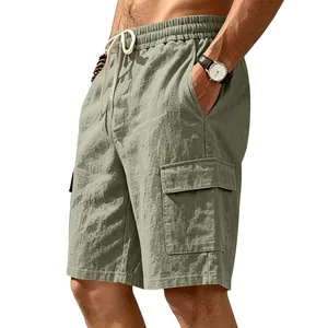 Detailopname van heren linnen cargo shorts in saliegroen met een fijne stoftextuur