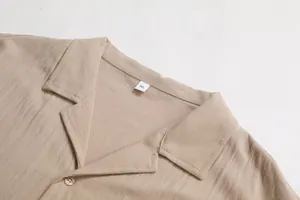 Gros plan sur le col à revers et la texture en lin beige d'une chemise décontractée