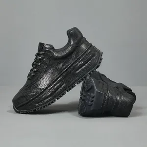 Baskets compensées de luxe noires pour hommes en cuir à texture peau de serpent élégante