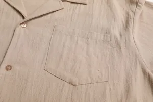 Détail en gros plan d'une chemise en coton et lin beige avec poche et texture