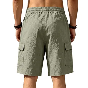 Gedetailleerd achteraanzicht van olijfgroene linnen cargoshorts voor heren met elastiek