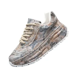 Baskets de luxe pour hommes en cuir de serpent avec semelle épaisse crantée blanche, printemps 2025